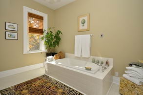 Main Bathroom - Country homes for sale and luxury real estate including horse farms and property in the Caledon and King City areas near Toronto